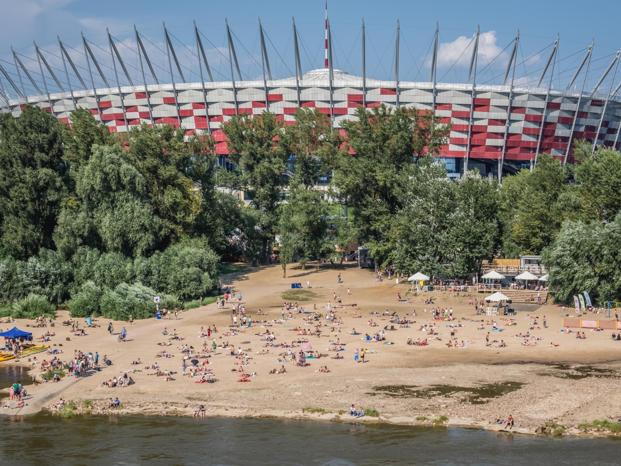 Volunteers from SWPS University Clean Up Vistula Riverbank