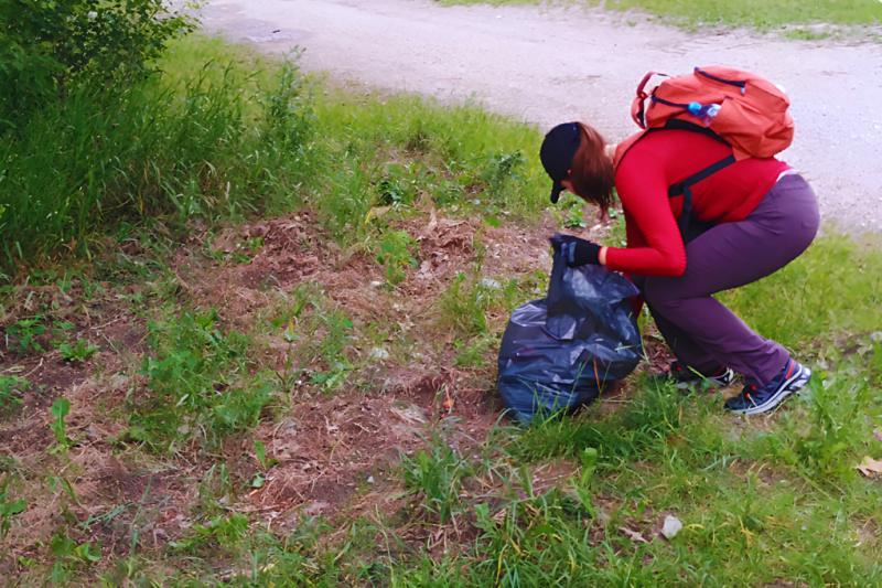 USWPS student cleans up the banks of the Vistula river in Warsaw