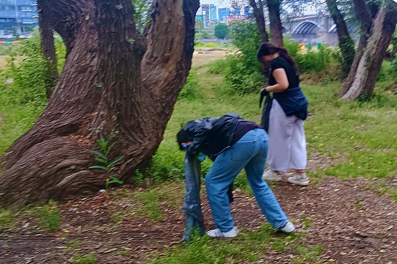 Students from USWPS clean up green spaces on the banks of Vistula River