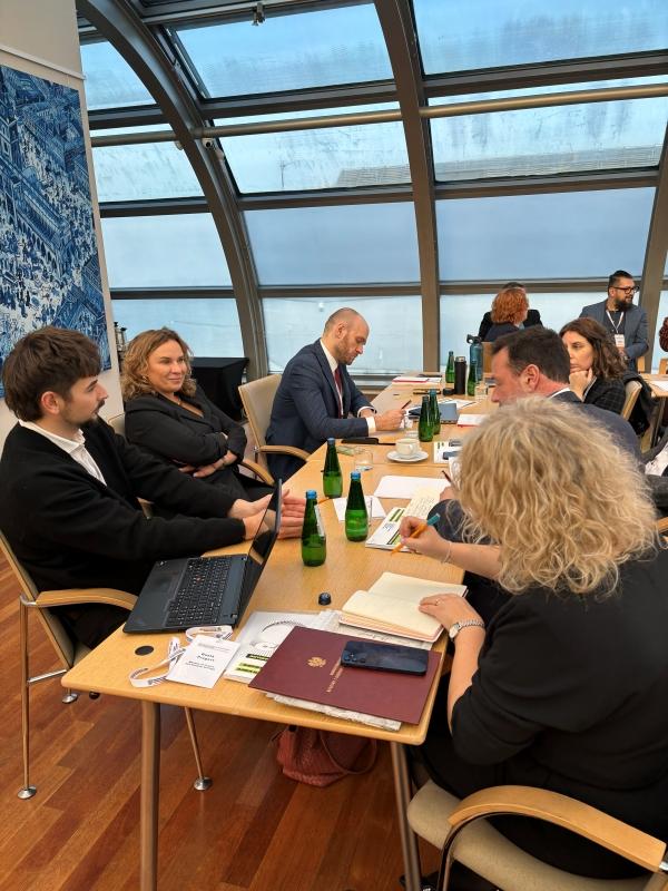 Several forum participants are engaged in a discussion.