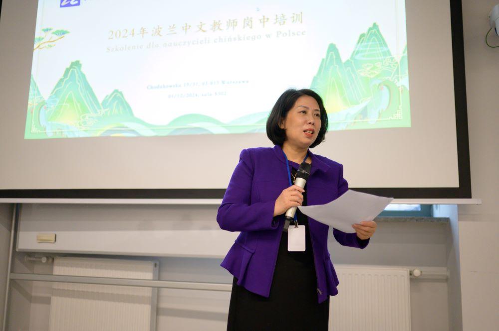 Ding Xiangru from the Center for Language Education and Cooperation giving a presentation during a seminar for Chinese language teachers held at SWPS University