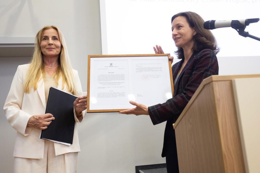 Prof. Aleksandra Cisłak-Wójcik presents the Dean of the Faculty of Psychology in Sopot with a framed document marking the establishment of the Faculty.