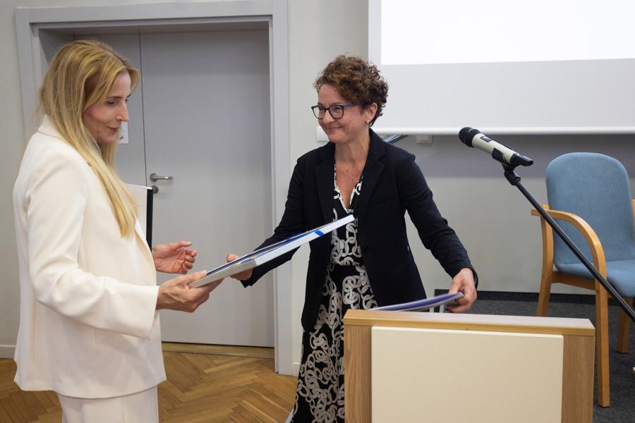 Deputy Mayor of Sopot, Magdalena Czarzyńska-Jachim, presents a gift to the Dean of the Faculty of Psychology, Prof. Romana Kadzikowska-Wrzosek