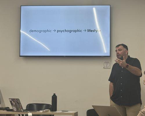 Prof. Marcin Wszołek prowadzadzi warsztaty w Neapolu