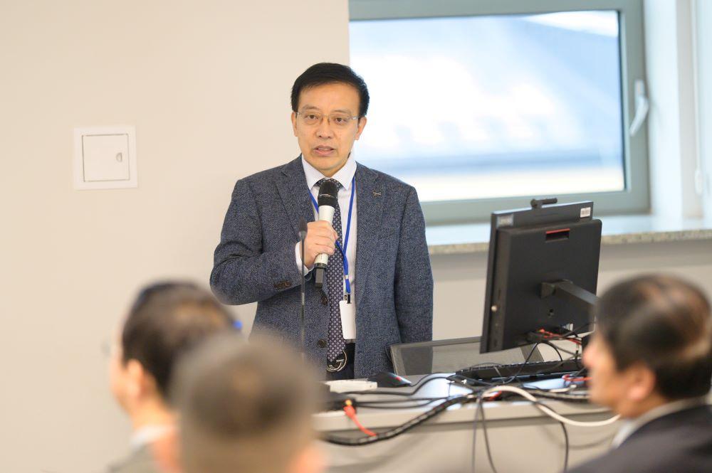 Profesor Shi Jinsheng giving a lecture during a seminar for Chinese language teachers held at SWPS University