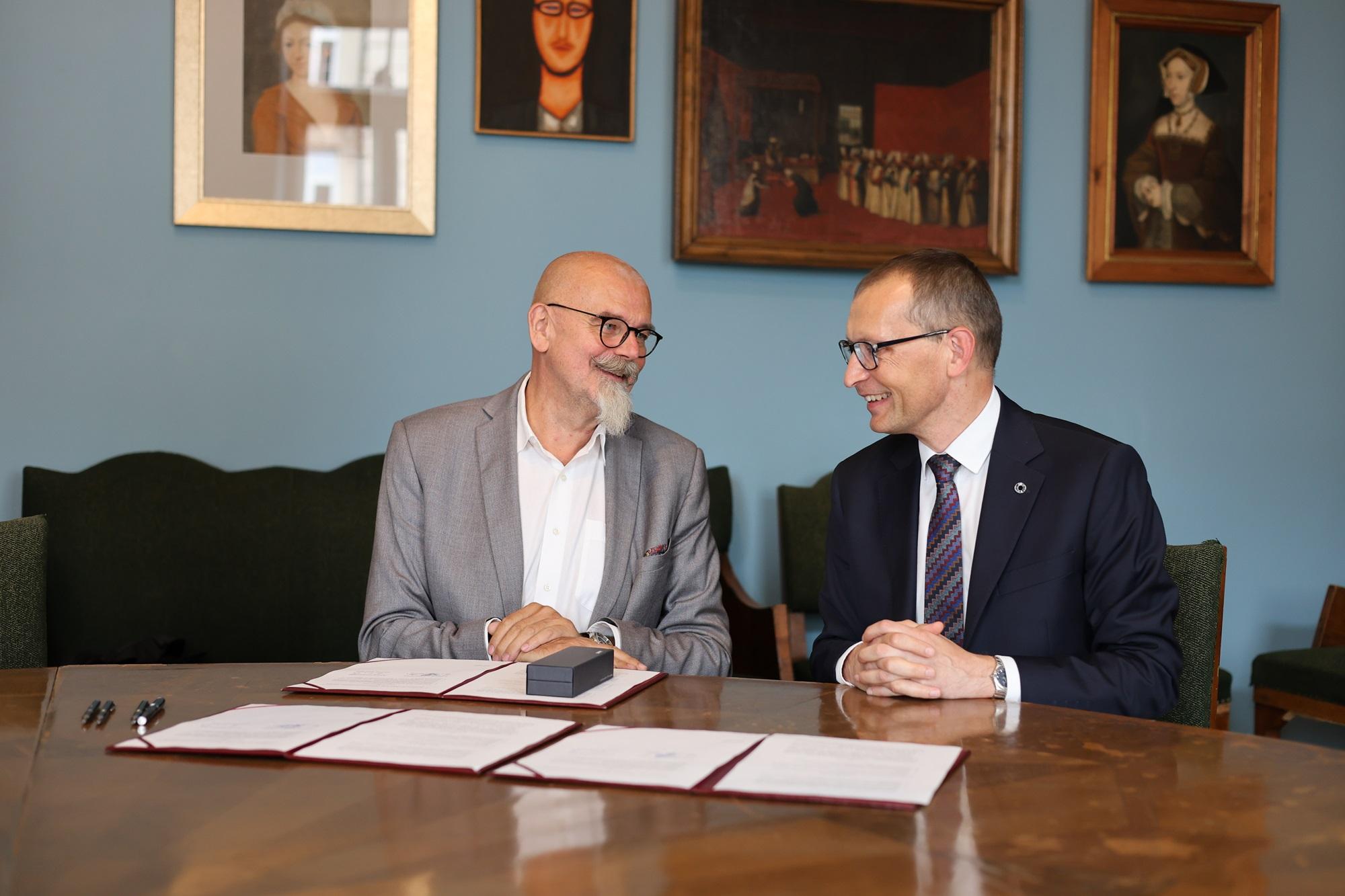 The Rector of SWPS University and the Rector of the Academy of Fine Arts in Krakow, sitting at a table with documents related to the collaboration