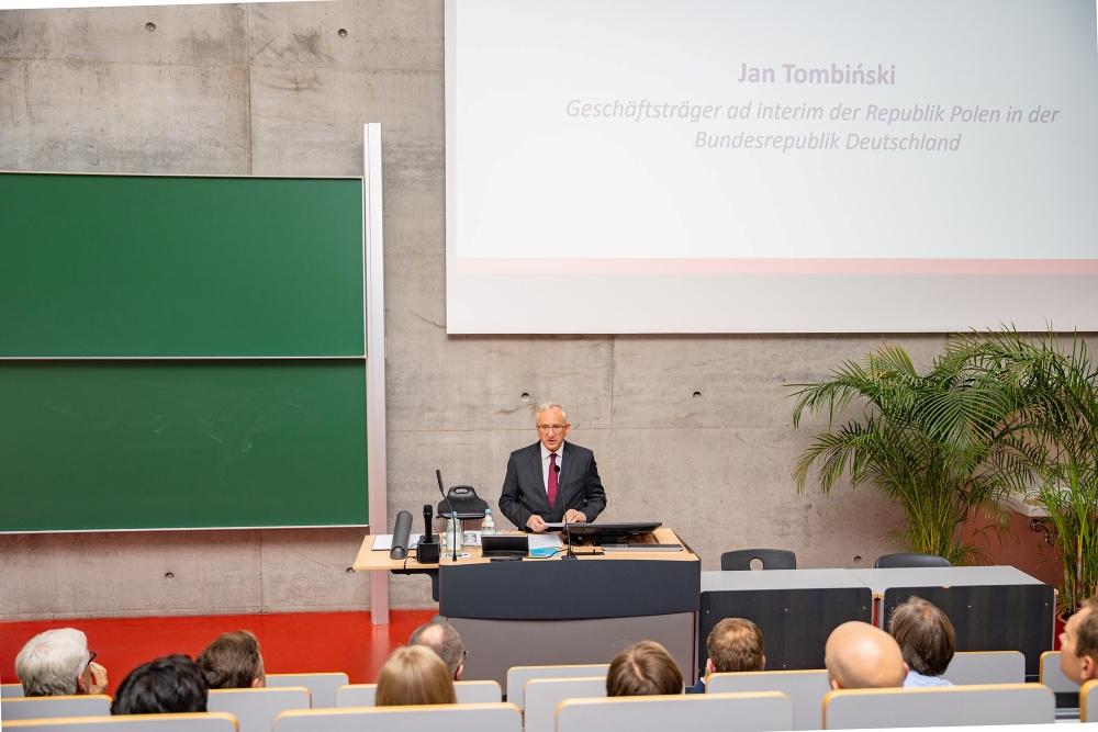 Jan Tombiński delivers a congratulatory speech.