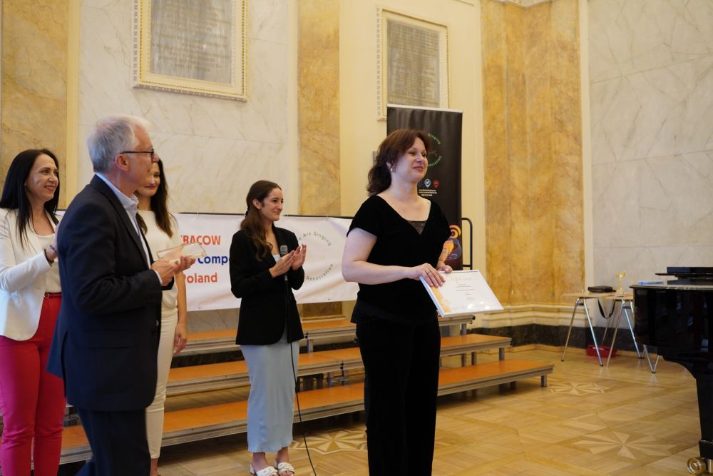 Ewa Mackiewicz receives a diploma during Victoria Cracow 2025